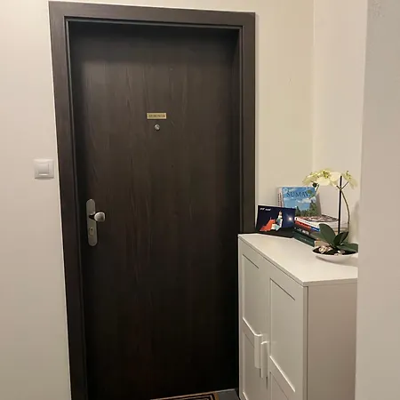 Husova Apartman *